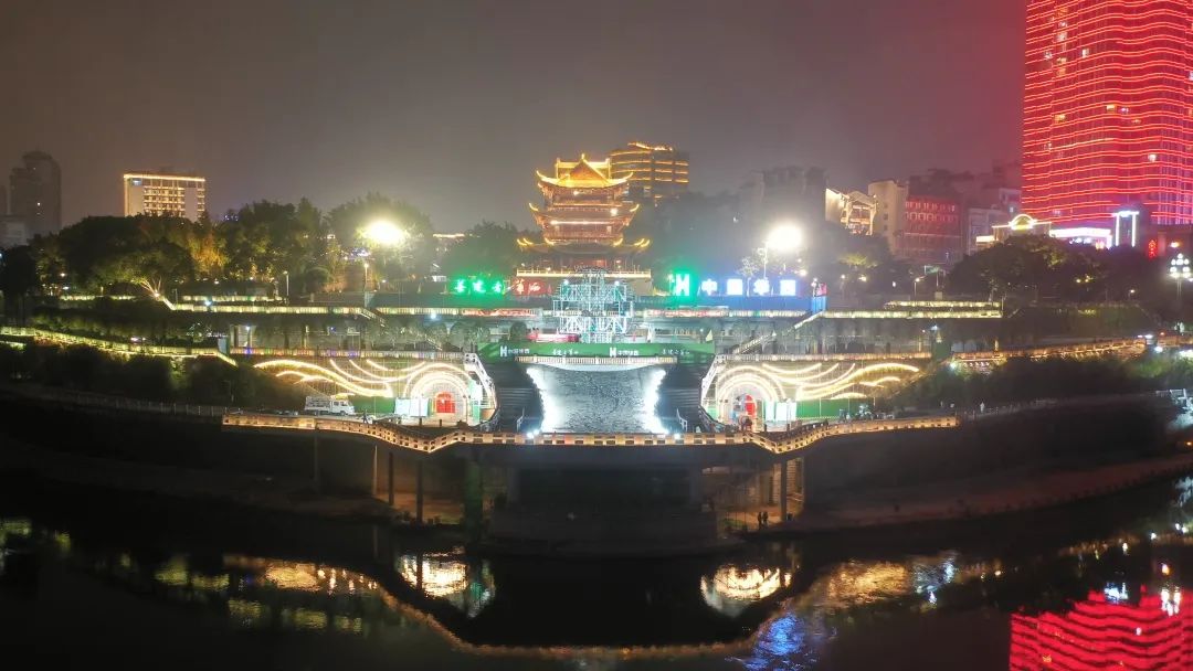 合江门广场亮灯焕新 “长江之珠”升级为“长江明珠”